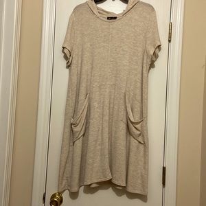 Hooded dress with pockets